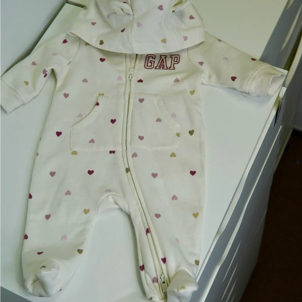 GAP Cream Heart Patterned Kids Footie